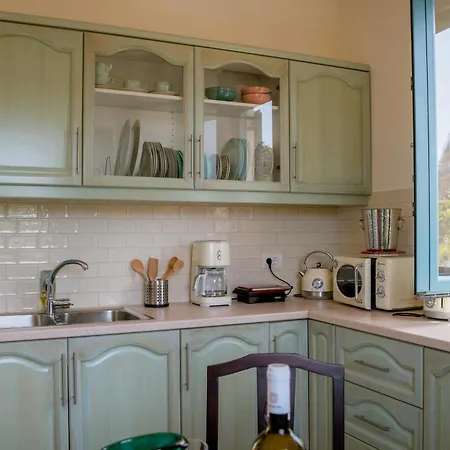 Abuelita Tatil Evi Antipata (Erisos)